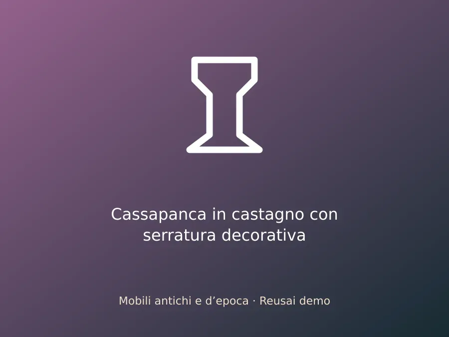 Cassapanca in castagno con serratura decorativa